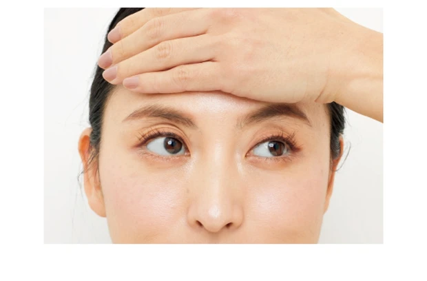 手のひらでおでこが動かないよう押さえる。眉を1mmも動かさない意識で、眼球を左上から右上へ、右下から左下へと360°動かす。