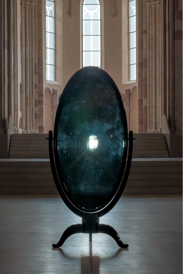 メゾンエルメス ル・フォーラム Obol　アンドリウス・アルチュニアン | 《Under the Cold Sun》| 2024年 | 鏡、スポットライト、タイマー、4.1チャンネルサウンド、ドローイング7点 | Courtesy of the artist | Photo by Kunstmuseum Magdeburg