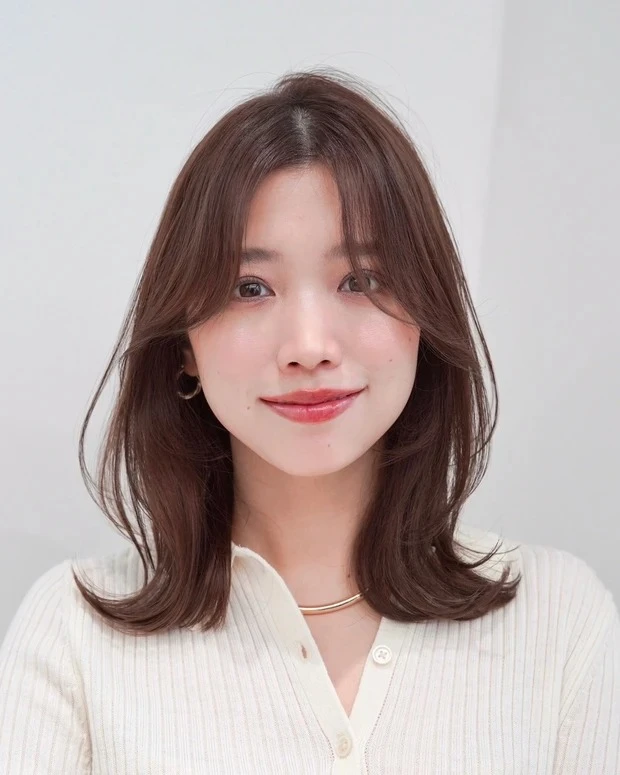 Un amiの髪型・ヘアスタイルまとめ_ミディアムヘア_【韓国風S字バング】くびれシルエットで旬顔に♡センターパートの揺れ感ミディアム