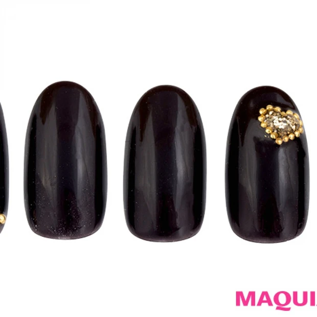 こっくりブラウンの「大人ハート」ネイルは、ぷっくりワンポイントで勝負