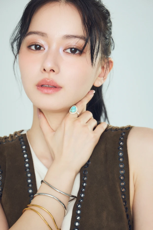 涼やかさよりも、深みと余韻を。山本舞香さんが魅せる夏のテラコッタメイク