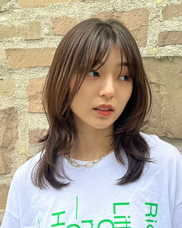 ヘアカタログ　ミディアム　ミディアムヘア　前髪あり　スタイリング