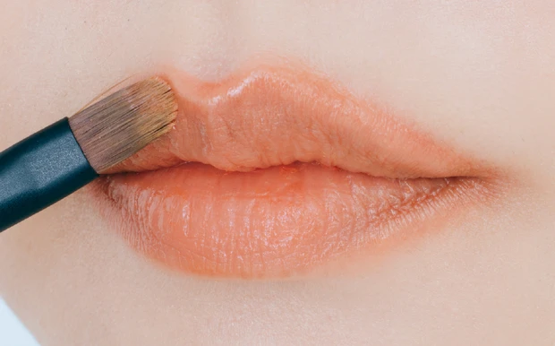 1.旬の柔らかピンクメイクでフレッシュな印象に_リップはオレンジで 甘くなりすぎないように