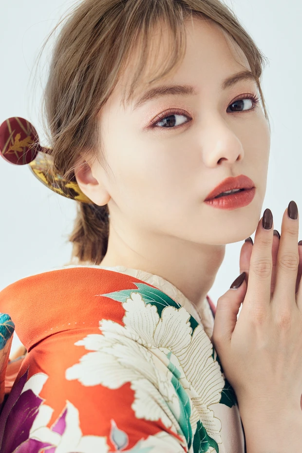 山本舞香さんがアンティーク柄の着物に挑戦！ リップを主役にした色っぽメイクに