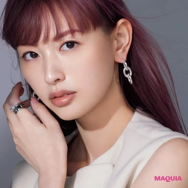 鈴木えみが纏う上質ツヤ肌ベースは、シンプルなのに主役級