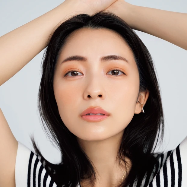 イガリシノブの余白コントロールメイク。丸顔さんをしゅっとした印象にする方…