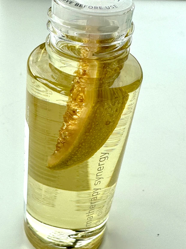 見て〜本物のレモンが入ってるボディオイル！！期待を裏切らないレモンの香り_1_1