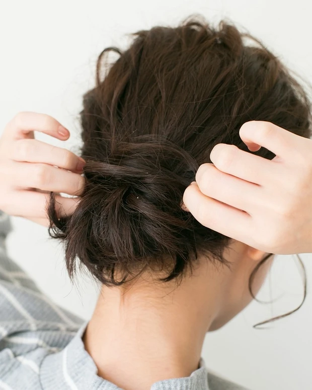 ボブ ヘアアレンジ ボブヘアでもおだんごはできる! 波ウェーブの無造作感が可愛いまとめ髪アレンジ_4