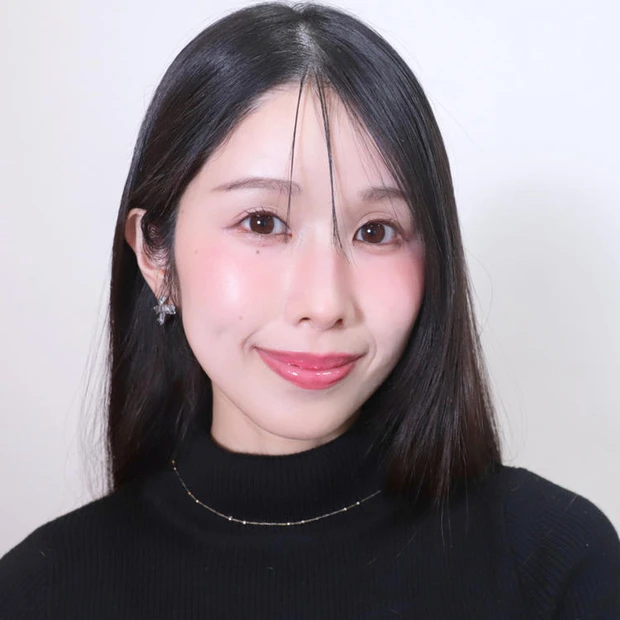 黒ニット×レッドメイク インフルエンサー えりな