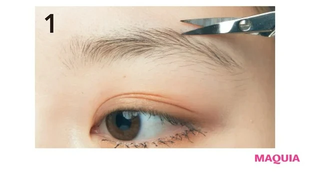 スマートミニアイブロウカラーの使い方&メイクテク_メイクテク①“最適眉”を提案! 太眉の存在感を活かして色でトレンド感を_スマートミニアイブロウカラーを使った眉メイクのやり方_1