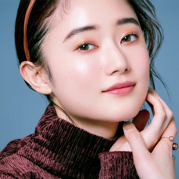 アイ×リップのバランス学。きらめきブラウンEYEは、透け赤グロスで軽やか…