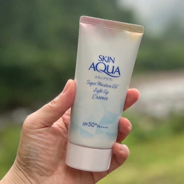 スキンアクア　スーパーモイスチャーUV ライトアップエッセンス