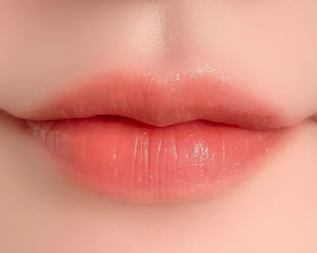 Celvoke(セルヴォーク)サマーコレクション 2023 アラウズリップス 06 パプリカ 塗布