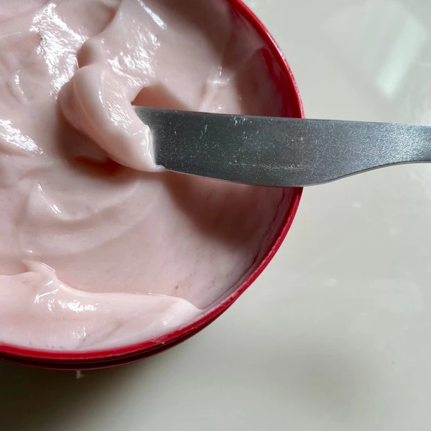 鉄道ファンにも注目を浴びるコスメアイテム。裏の文字を読んでほしい。東海道新幹線の車両の再生アルミがスパチュラ（数量限定）に......
_2_2