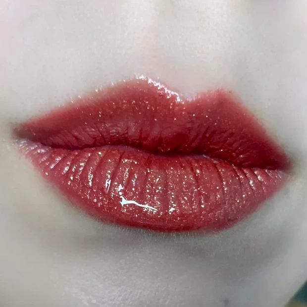 720スペクタキュラーアイコン リキッドルージュの上にグロス塗ってみた