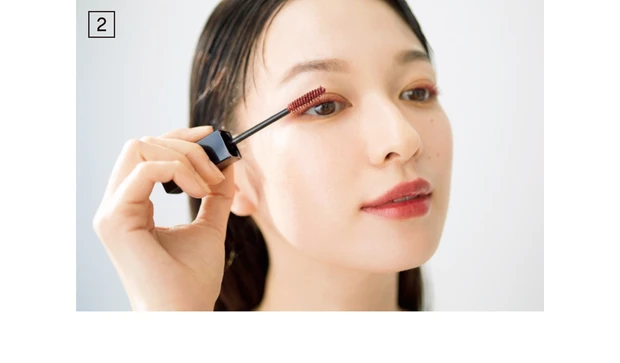 上まつ毛を赤いマスカラで染める