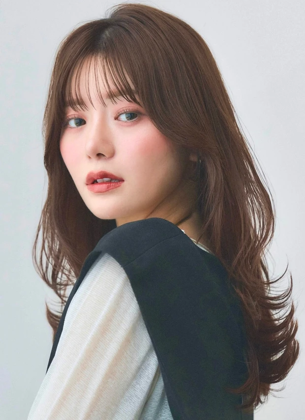 髪型　セミロング　韓国風　レイヤーヘア　40代ヘア　前髪あり　サイド