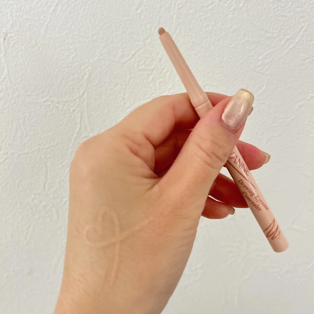 セザンヌ 描くアイゾーンコンシーラー 01 なじみベージュ スウォッチ