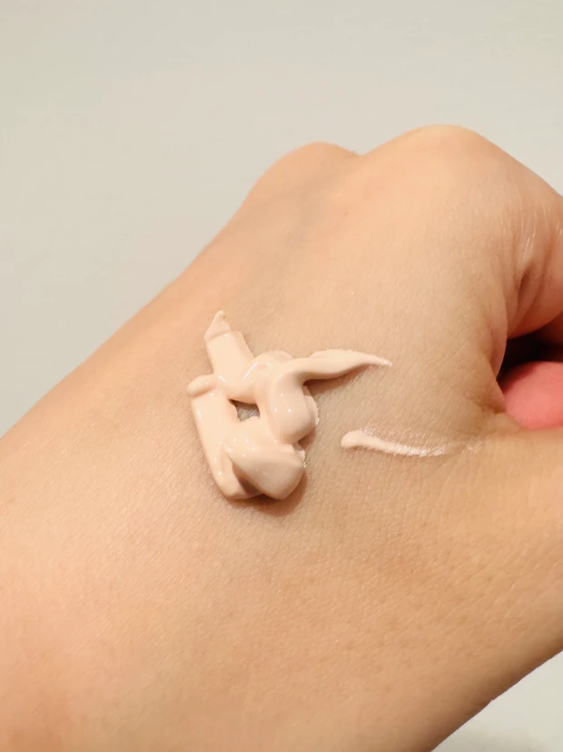 ByURのセラムフィットシャイニングトーンアップクリームのスウォッチ