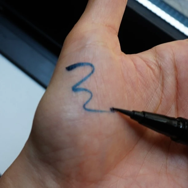 Celvokeシュアネス アイライナーリキッド C 05 ダスクブルーのスウォッチ