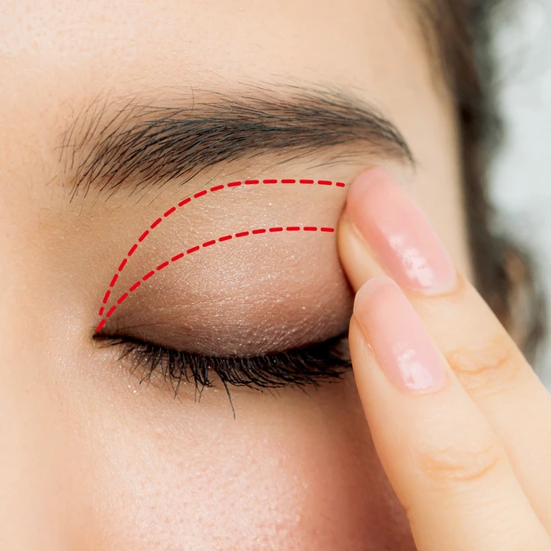 ピンクの練りシャドウでヨレとくすみを飛ばす