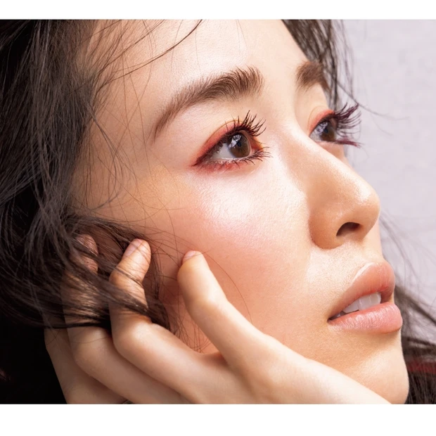 秋は「まつ毛に赤」がトレンド♡ おしゃれに見えるバランスを岡野瑞恵さんが…