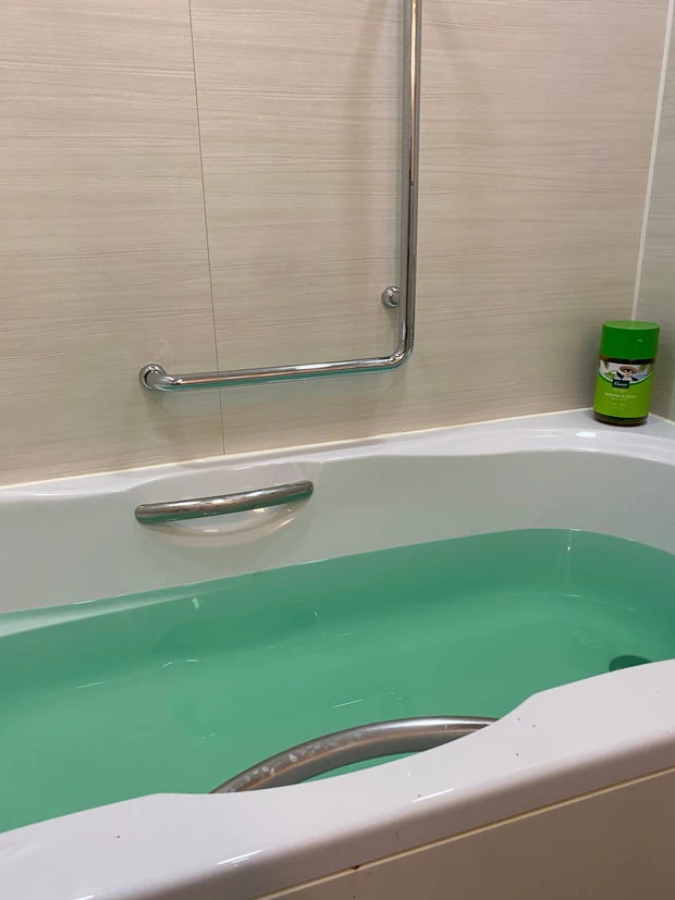 エメラルドグリーンのバスソルト。クナイプの夏の限定品「夏をひとりじめ」_3_1