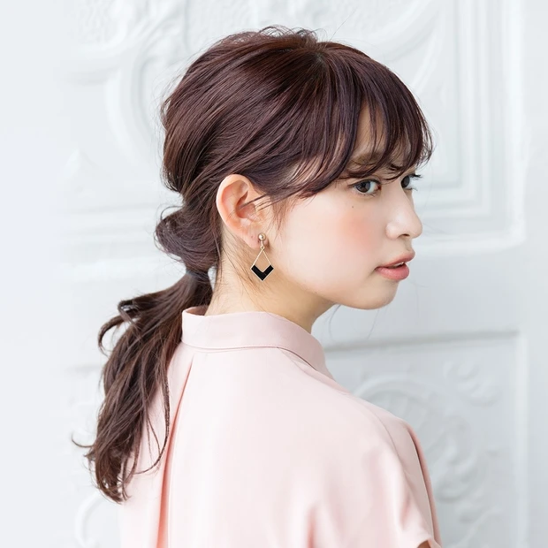 梅雨シーズンの髪悩み「うねり」は、クセを活かした技ありローポニテでごまか…