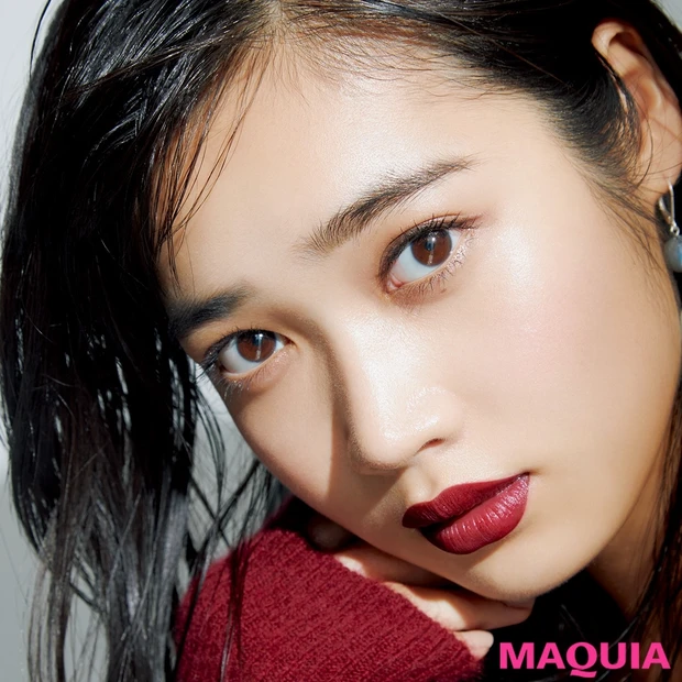 ブルベ×ダークトーンヘアの冬タイプさんは、深い赤リップが肌映え！