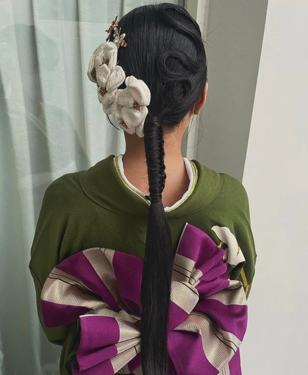 【着物に似合うヘアアレンジ】卒業式や入学式にもおすすめ! 「水引&金箔」「タイトな一本結び」「花モチーフ」のヘアアレンジ22選_3_2