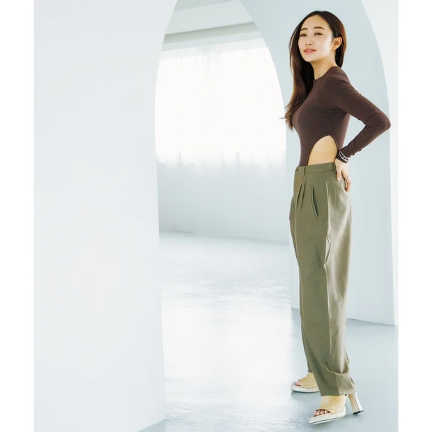 神崎 恵さんのツヤ髪＆曲線美ボディを支えるのは？クラランス、ケラスターゼ…