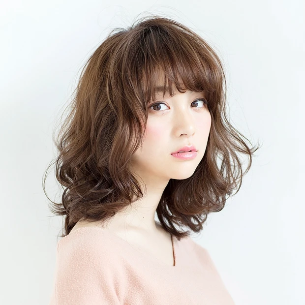 暗髪や硬い髪をフワッと軽く! シアーカラーで仕上げる春顔ウェーブミディ