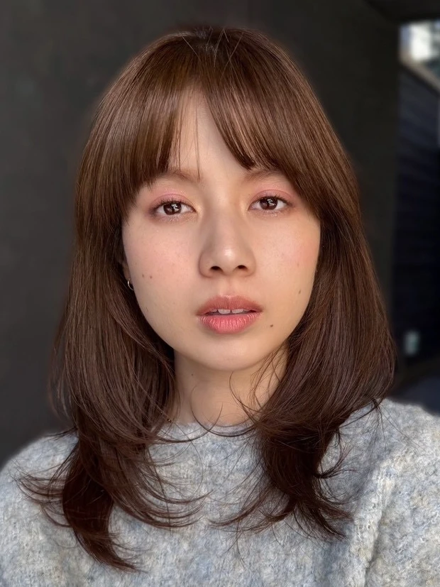 髪型　ミディアムレイヤー　ミディアムヘア　サイド