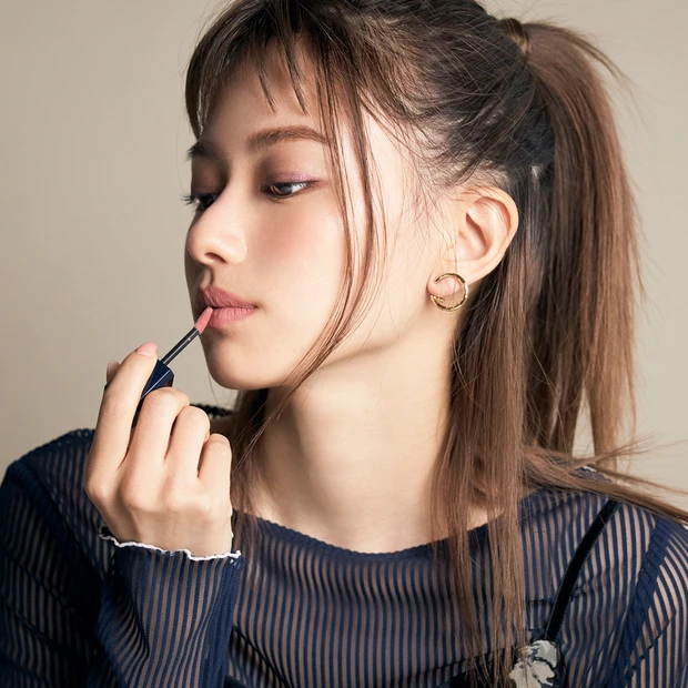 【山本舞香】ちょいモードで知的な黄みベージュリップ5