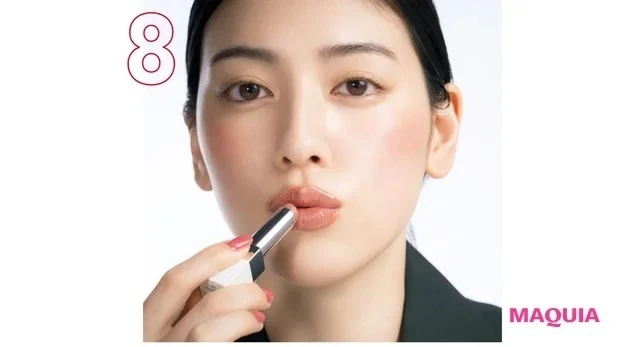 三吉彩花さんの最新ベストメイク_8. 唇のひと回り内側にリップを直塗り