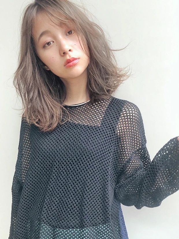 今ドキ顔のクールミディは、ラフカール×透け感カラーが決め手