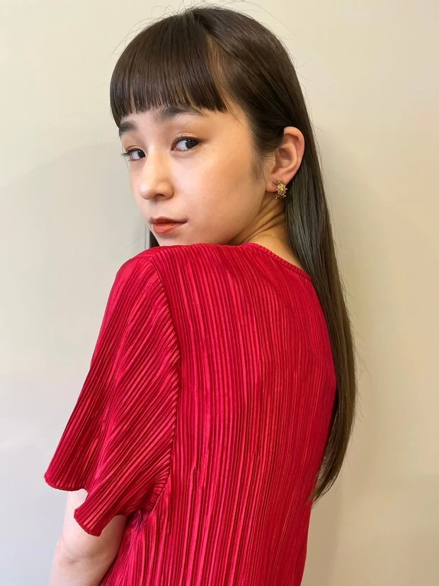 ロングヘア　30代　40代　ヘアスタイル　暗髪　前髪あり　韓国風