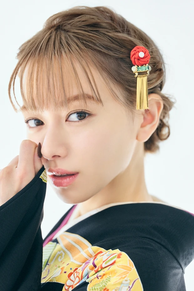 山本舞香さんが実演する【着物メイク】。現代柄を引き立てるピンクづかいがポイント