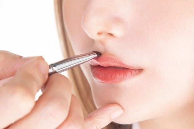 【グリッターメイク】唇はきらめく血色カラーで立体感をプラス