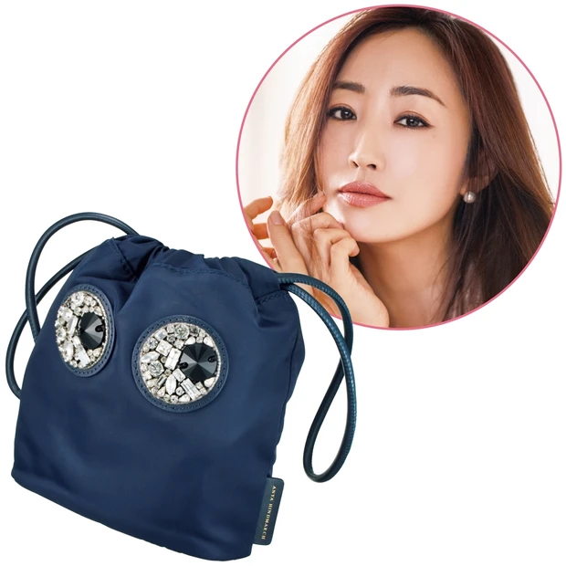 神崎 恵さんのメイクポーチの中身を拝見! 夕方になるほど濃い色コスメにチ…