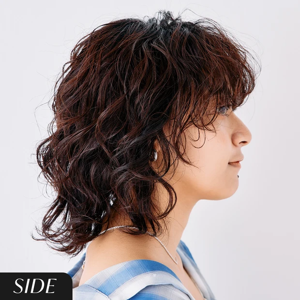 【おすすめのネオソバージュヘア】2. ウルフヘアのMIXウェーブネオソバージュ　サイド