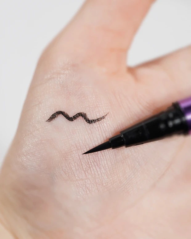 表紙メイク　アイライナー　