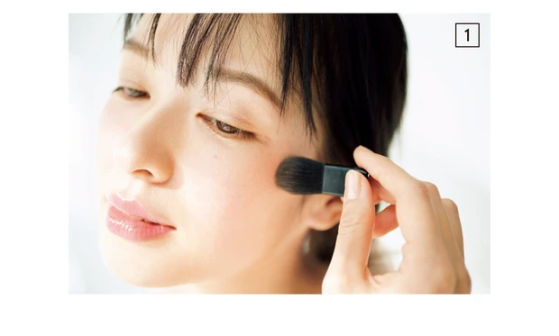 光を受ける頬にパープルをふわり