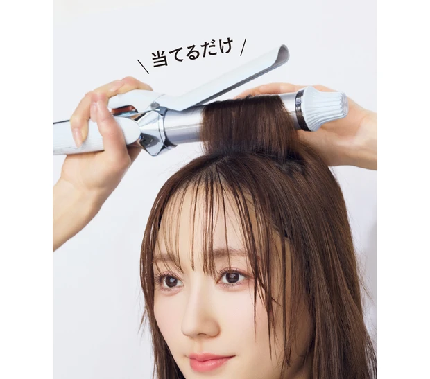 「リファカールアイロン プロ」使った多幸感×今どきニュアンス巻き 頭頂部をボリュームアップ