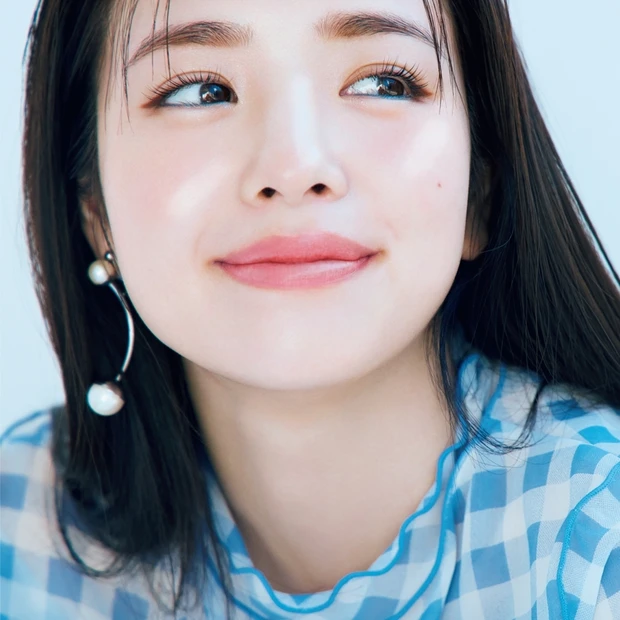 ポイントメイクで美肌見え。ブルーアイライナー×鼻先チークで透明感が増し増…