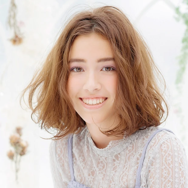 視線をキャッチする！  カーキグレージュのふんわりボブでアカ抜け