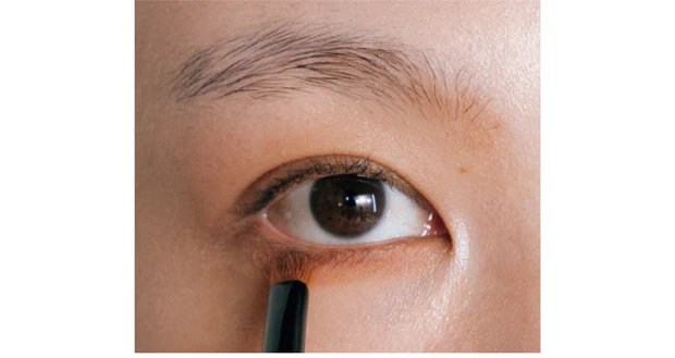 アイシャドウは下メインでグッと位置を下げる