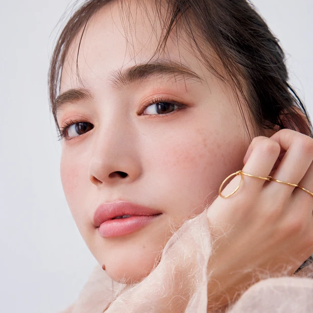 井桁弘恵さん×春のPINKメイク。コーラルピンクでアンニュイな可愛さを堪…