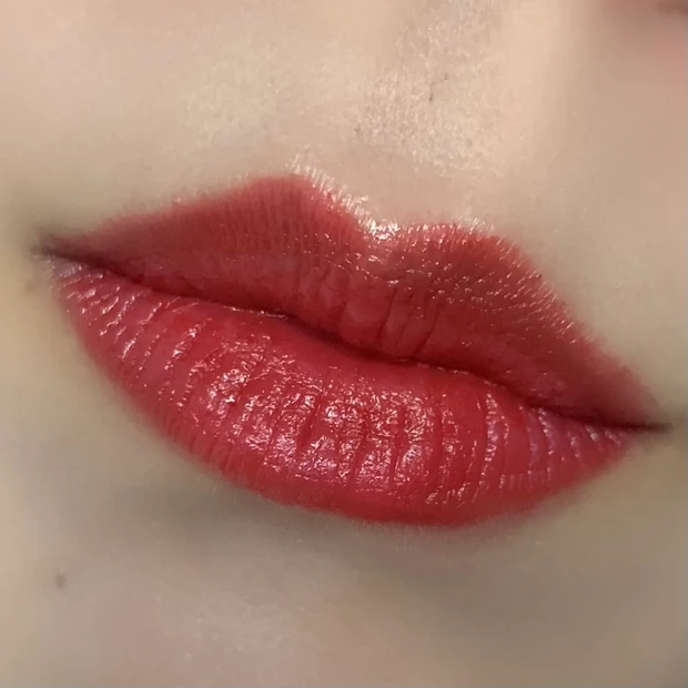 CEZANNE（セザンヌ）ラスティングリップカラーN 402 レッド系 使用イメージ