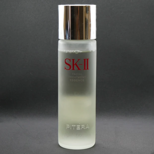 スリーコインズ 撮影ボックス 黒背景で化粧水撮影